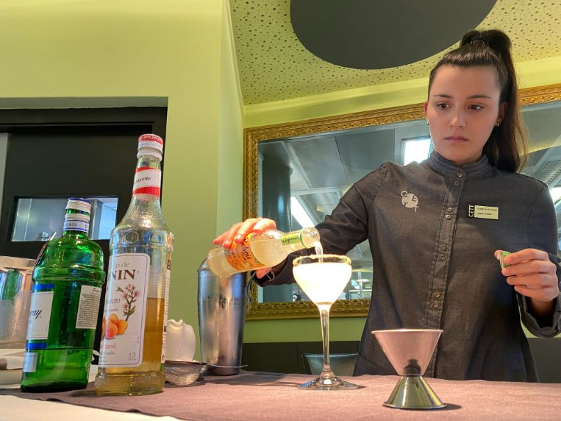 Elaboración de los cócteles en el Aula Restaurant